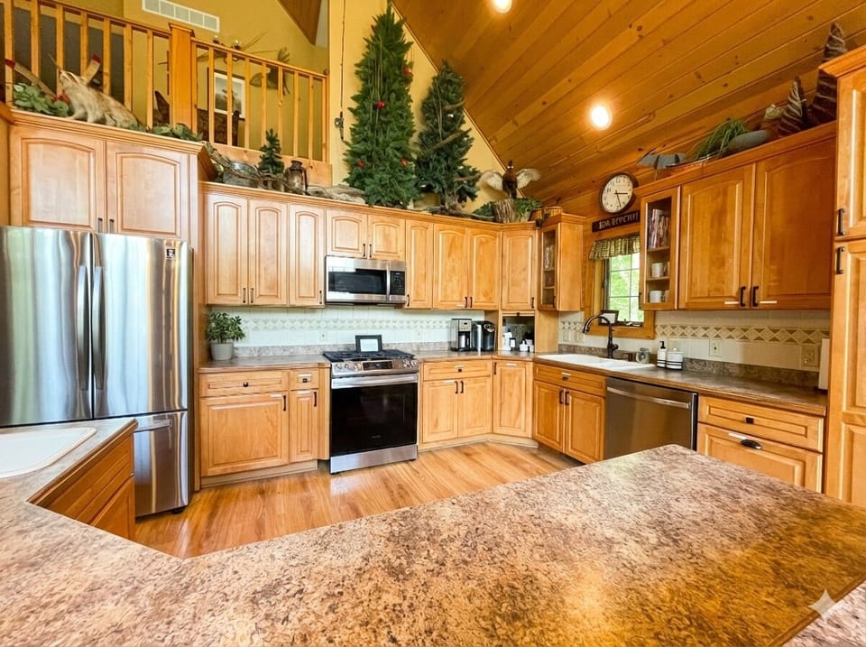 Nicely stocked kitchen for entertaining.
Presented by StayatLakeGeneva.com