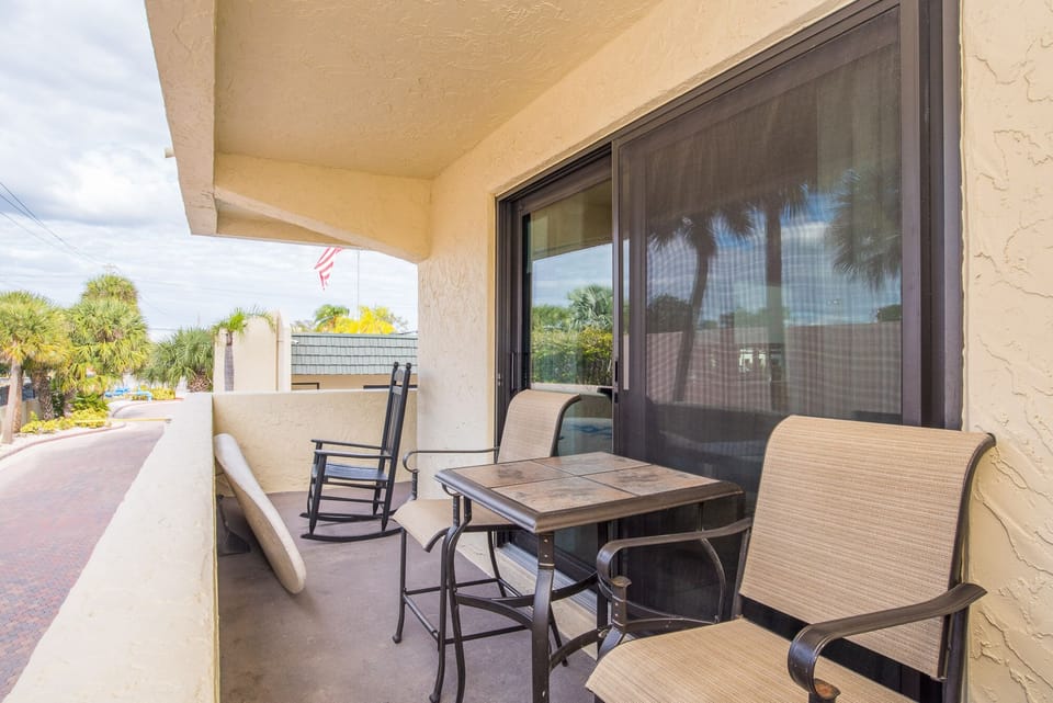 large wrap-around-deck with paddle board 2 patio tables w4 chairs