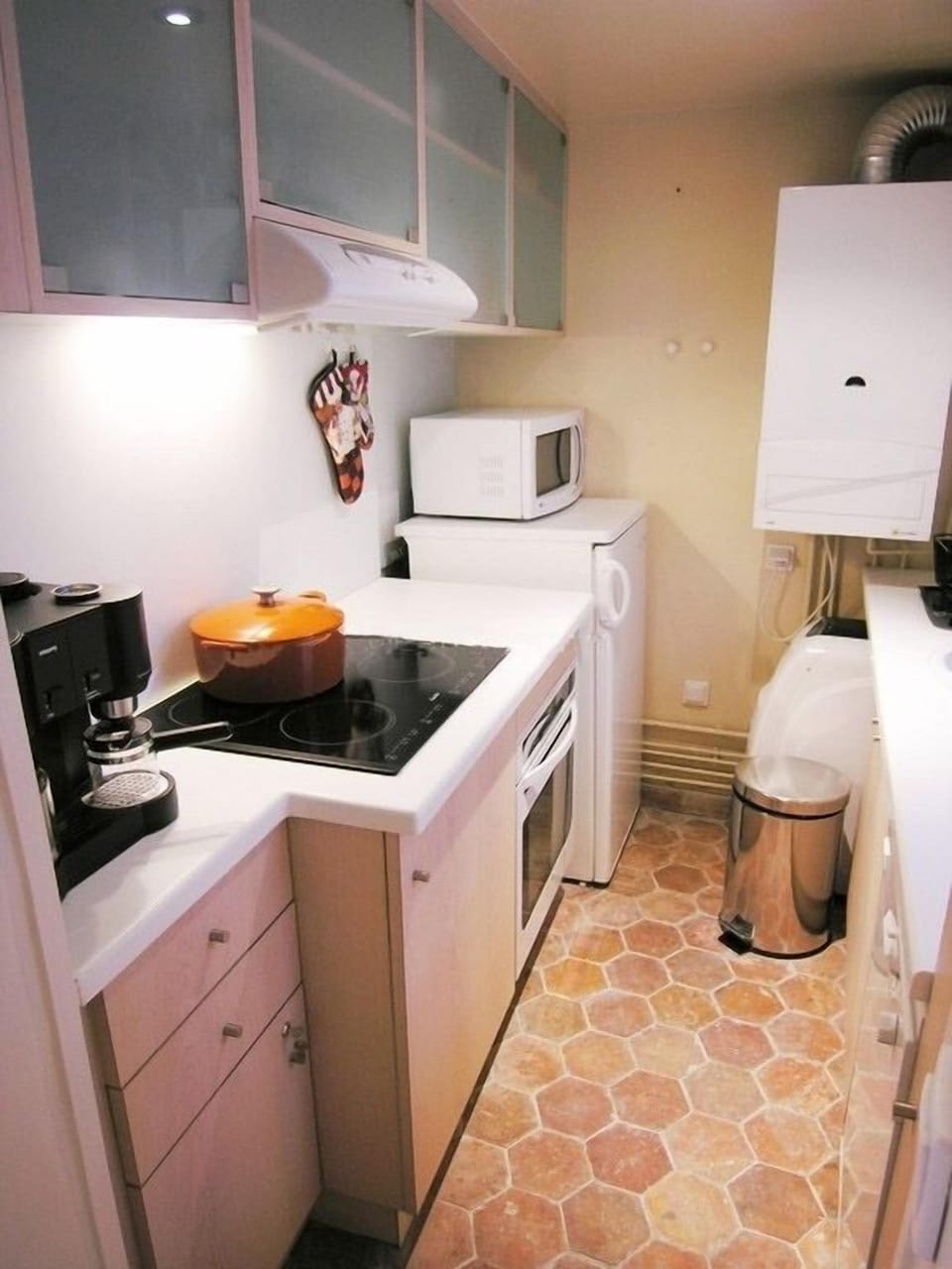 MODERN KITCHEN, PROFESSIONAL COOKTOP, OVEN, EVERY APPLIANCE AND FULLY STOCKED