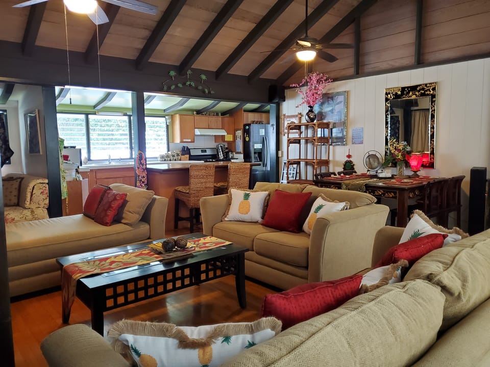 GRAND LIVING ROOM OPENS TO KITCHEN. HIGH CEILING, OPEN AIR FEELING, CROSS BREEZE