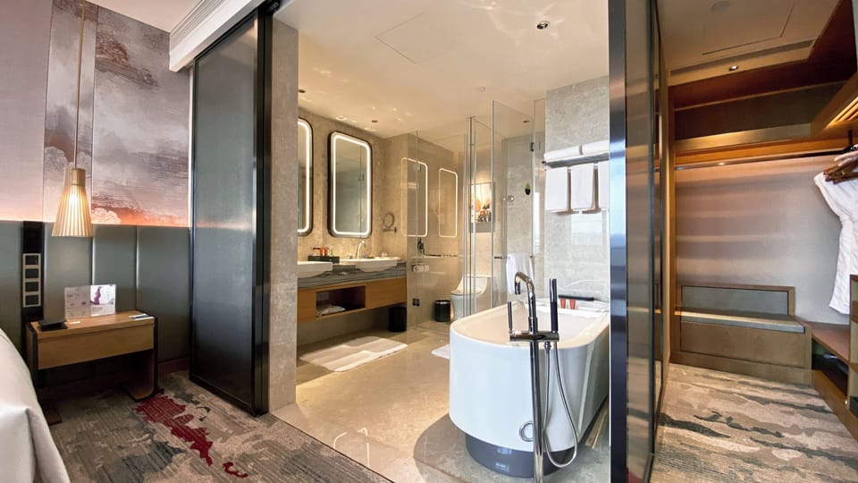 Suite, 1 Bedroom, Lake View | Minibar, in-room safe, desk, blackout drapes