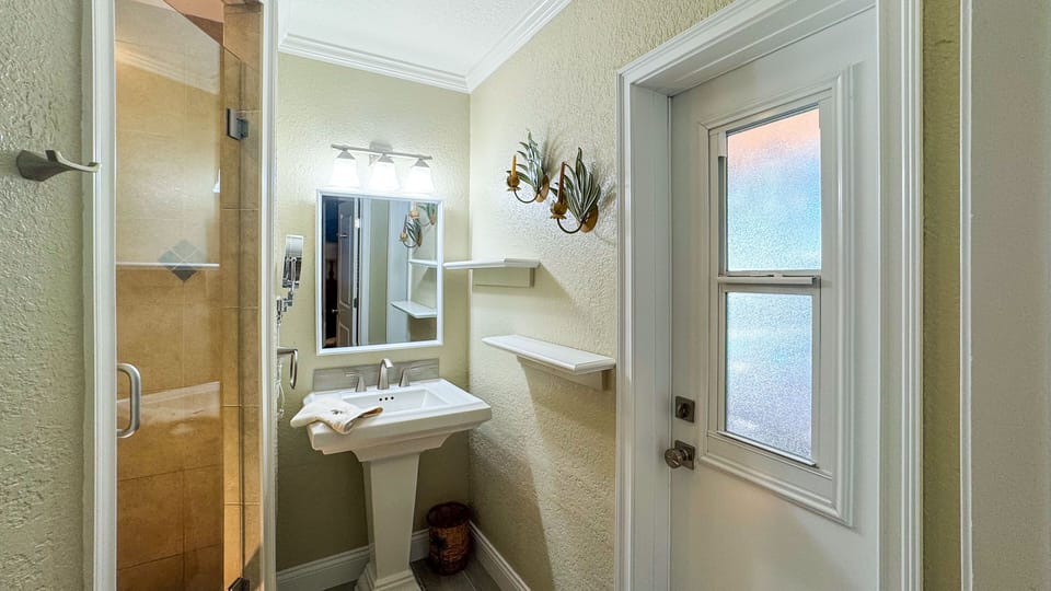 Bedroom 3 ensuite bathroom with door out to Lanai.
