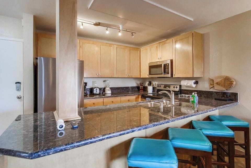 Fully equipped kitchen for meals at home with 4 breakfast bar stools