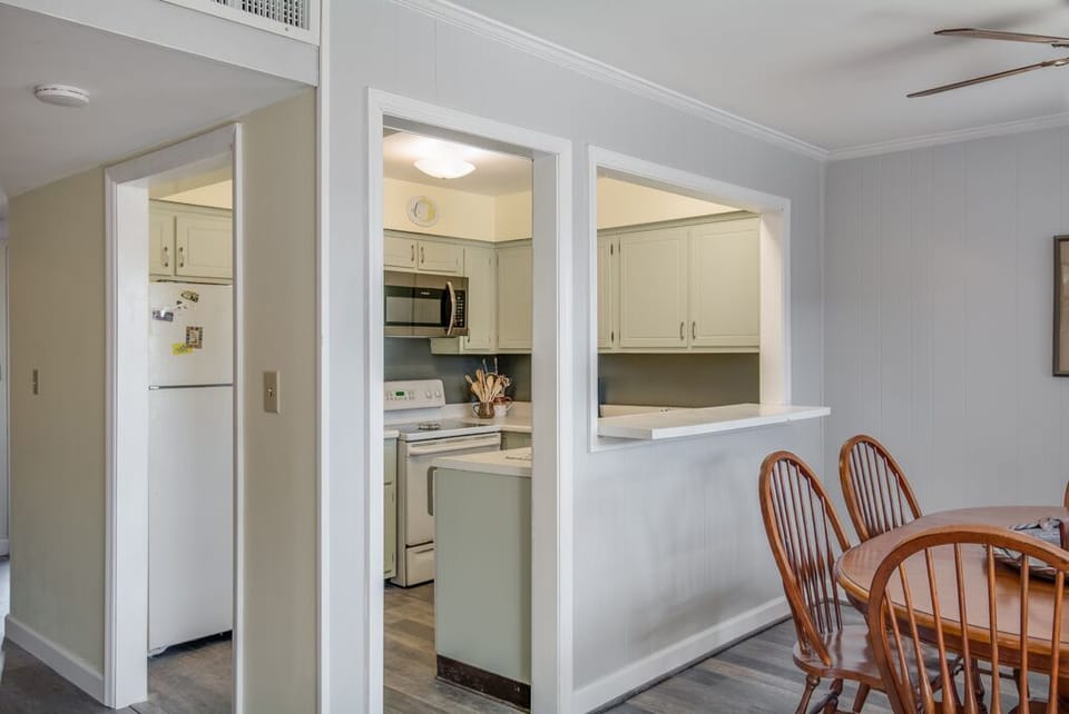 VM1: Villas M1 | Bottom Level Dining Area and Kitchen