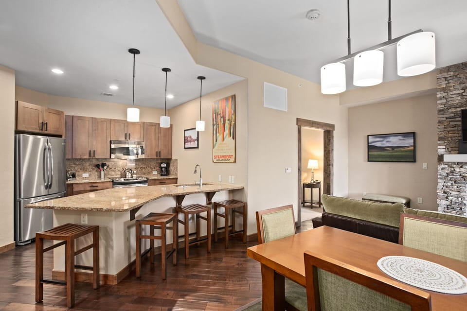 Kitchen & Dining