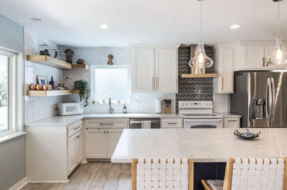 This kitchen is complete with all the essentials you need to enjoy a meal. 
