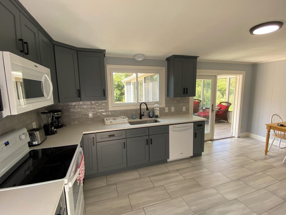 Kitchen w microwave, garbage disposal, dishwasher, ice maker, blender, & toaster