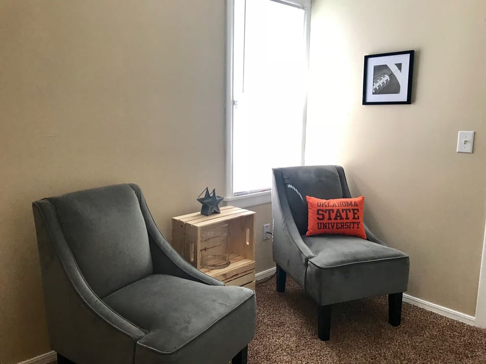 MASTER BEDROOM SITTING AREA