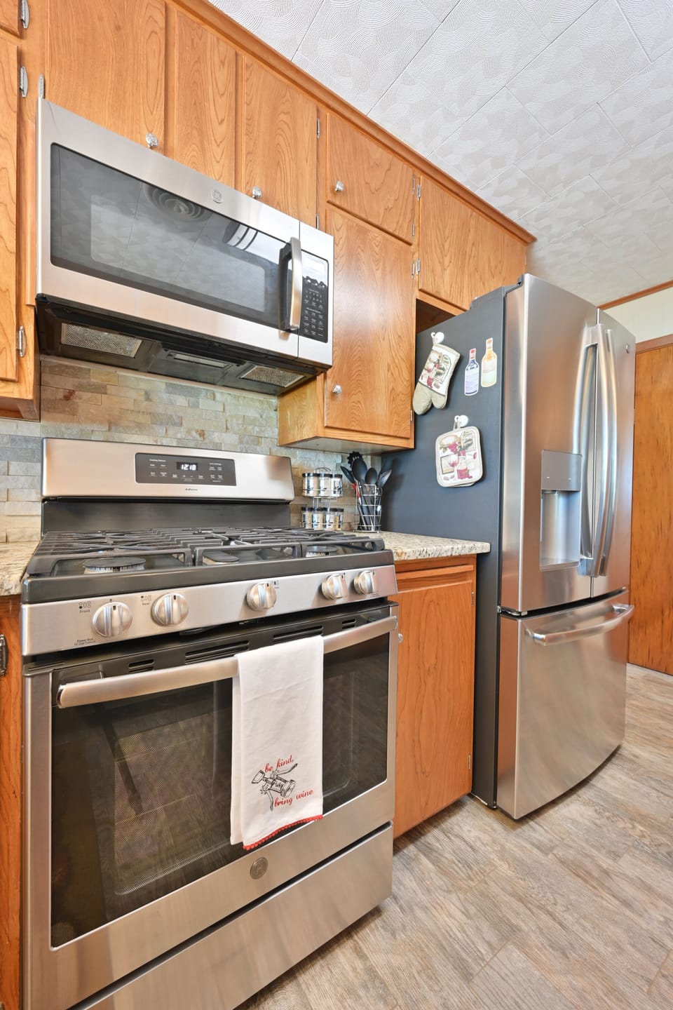 Great kitchen for preparing simple snacks or large meals