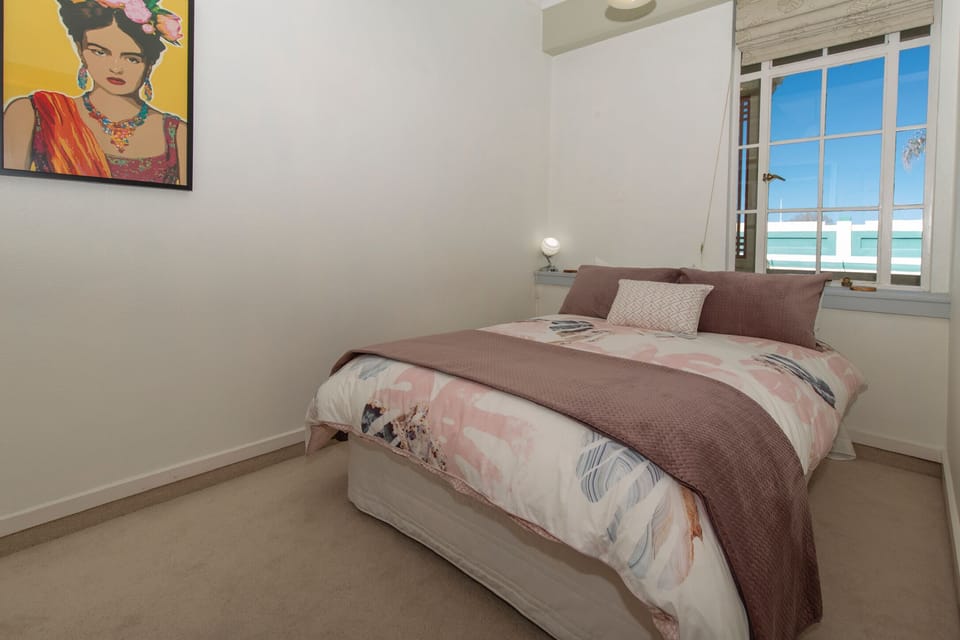 Second bedroom with double wardrobe and Art Deco detailing 