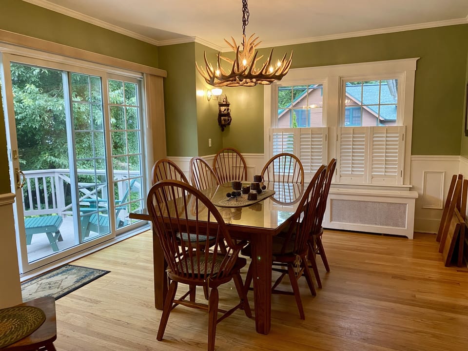 Dining room (can accommodate up to 8 people comfortably)