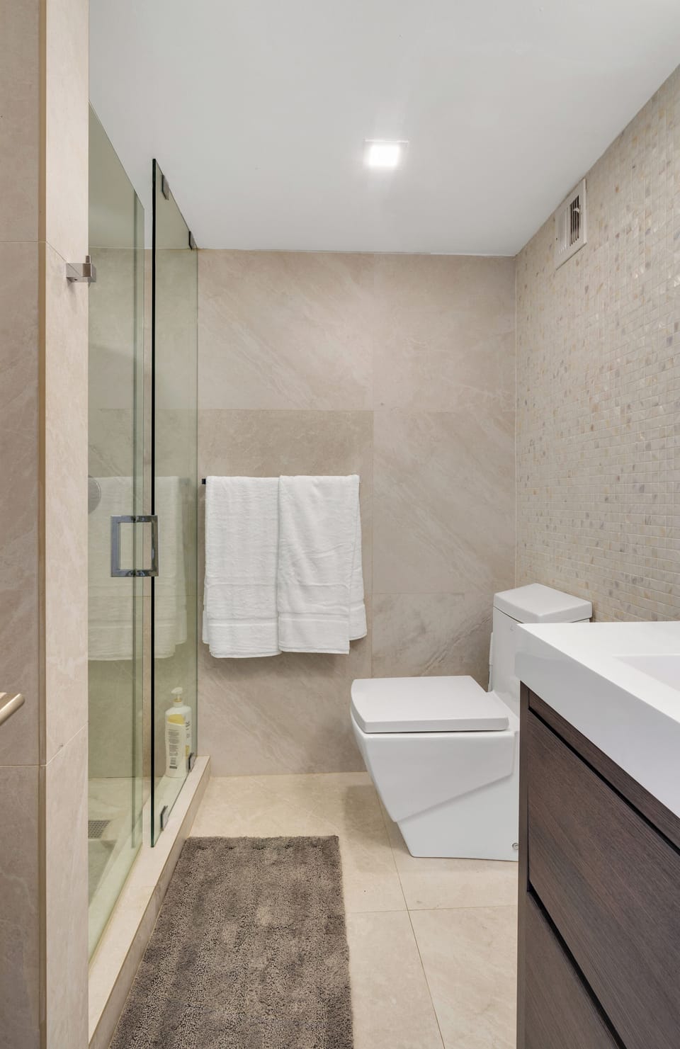 Shower cubicle , adjacent to the small bedroom with king bed 