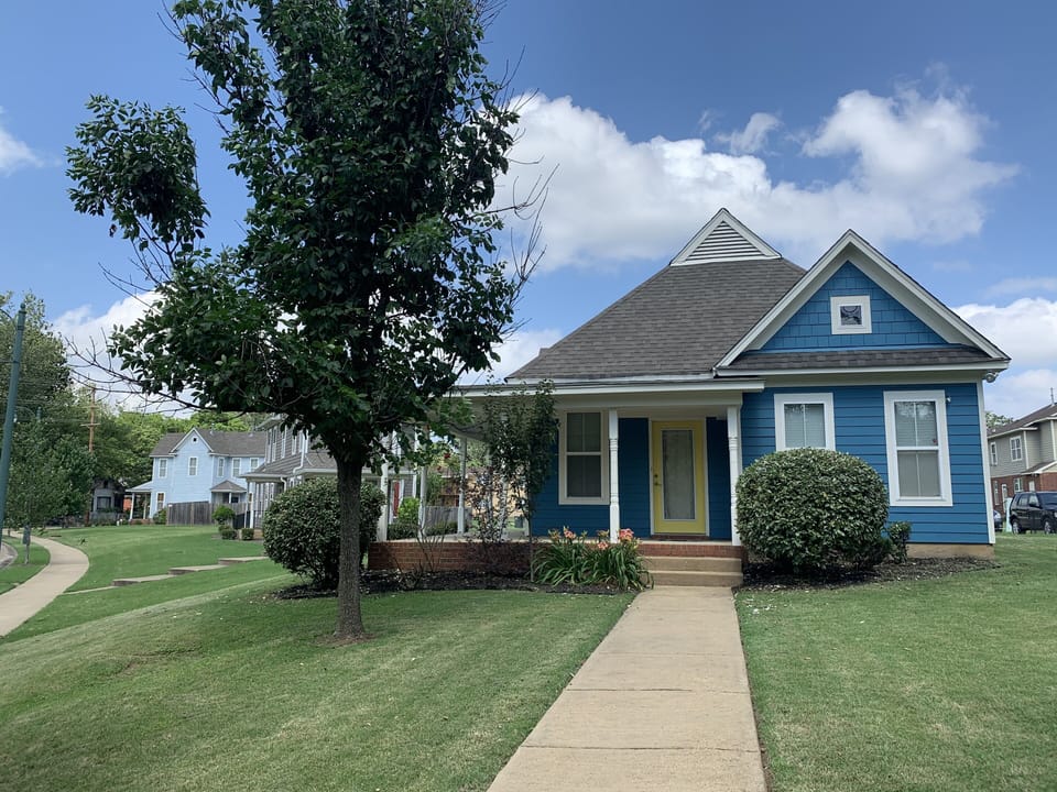 Front Entry of Uptown Cottage
11 miles from Memphis Airport (MEM)