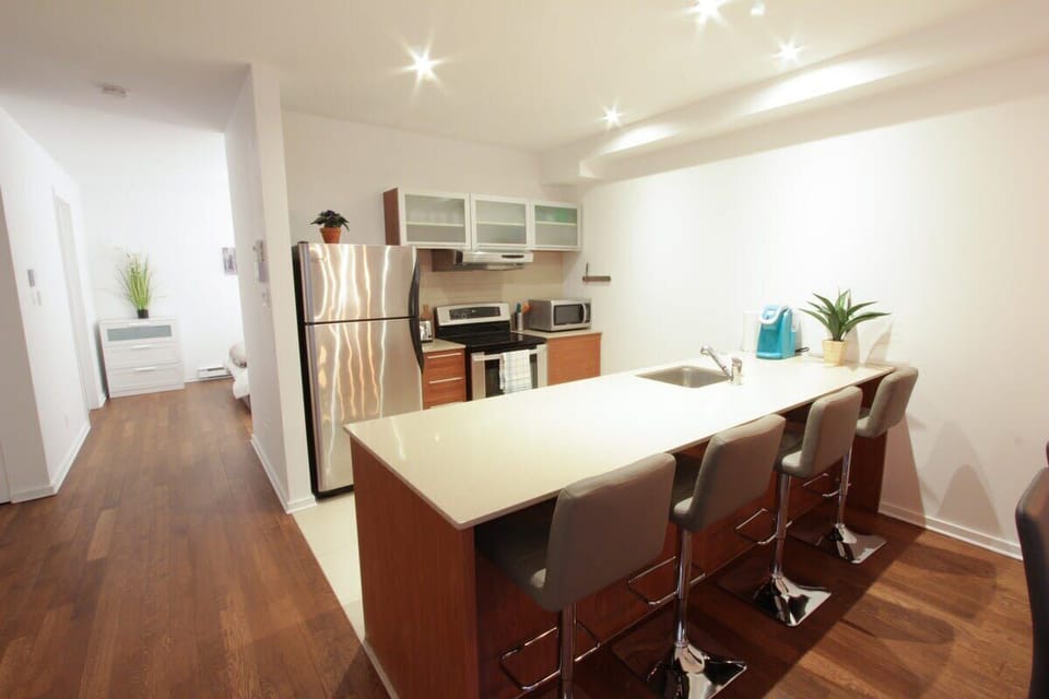 Fully equipped kitchen, Keurig coffee machine with pods, dishwasher, etc