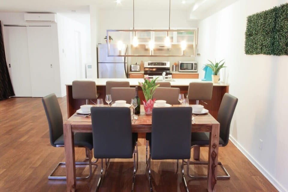 Acacia wood table, perfect to enjoy a nice meal