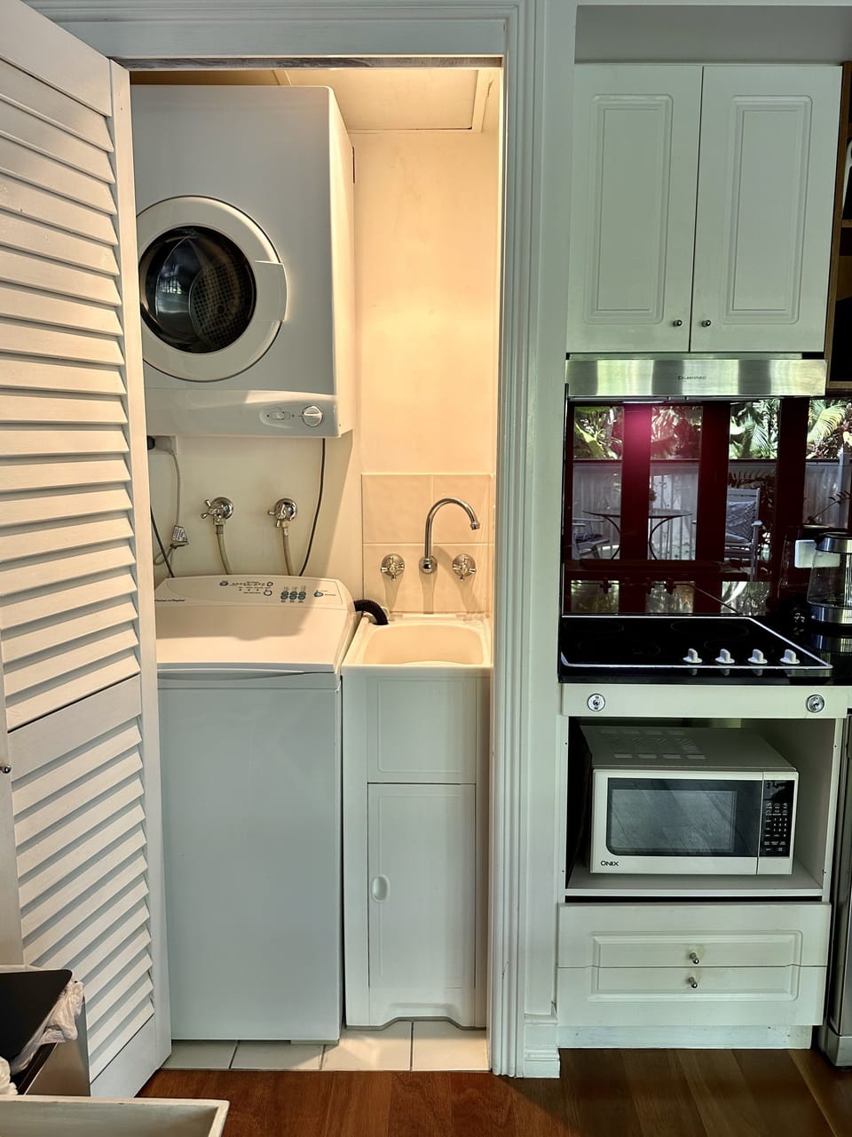 Washing machine, tumble dryer, laundry sink
