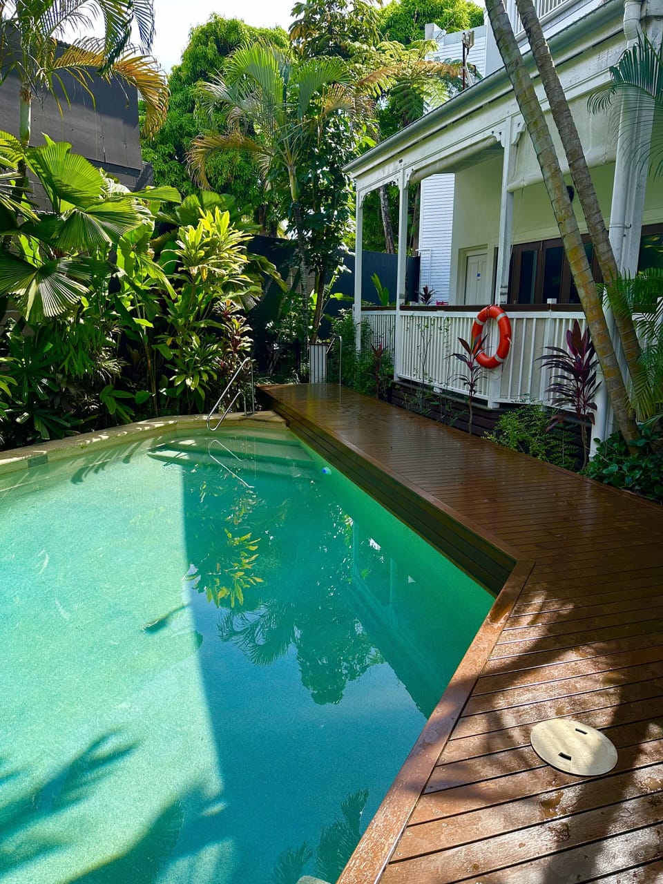 Peaceful poolside apartment on ground floor
