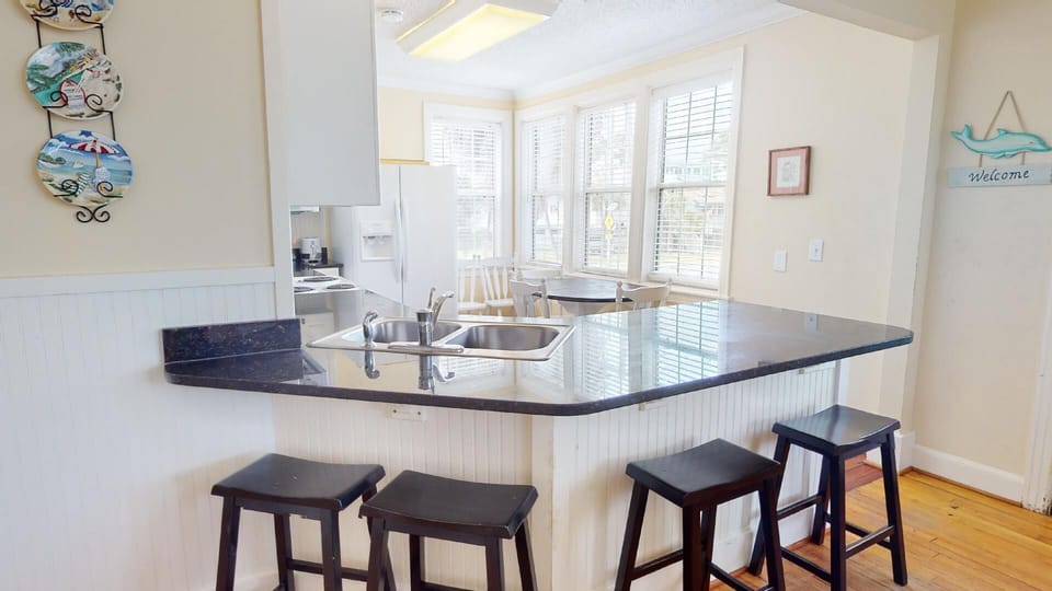 Upper Level Eat-In Kitchen