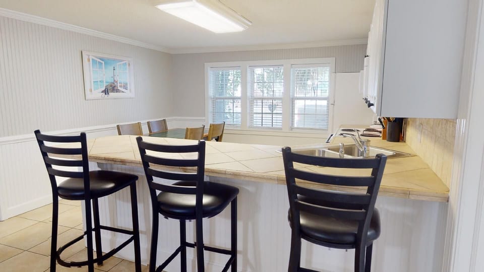 Lower Level  Eat-In Kitchen