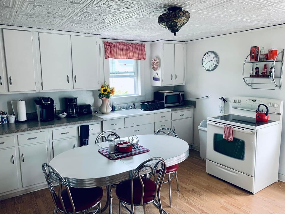 Spacious kitchen keurig and regular coffee maker