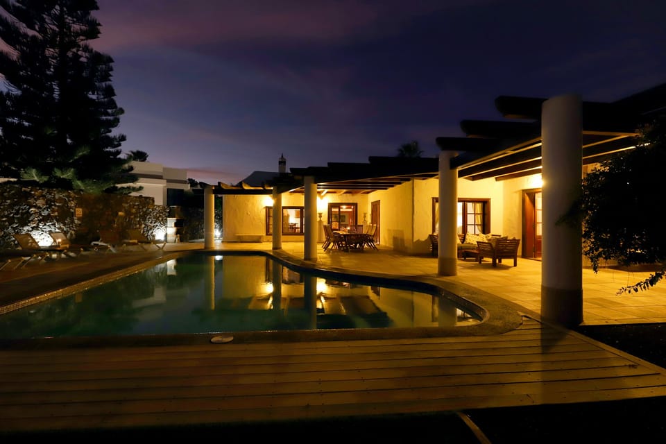 Evening @ Miraflores pool side