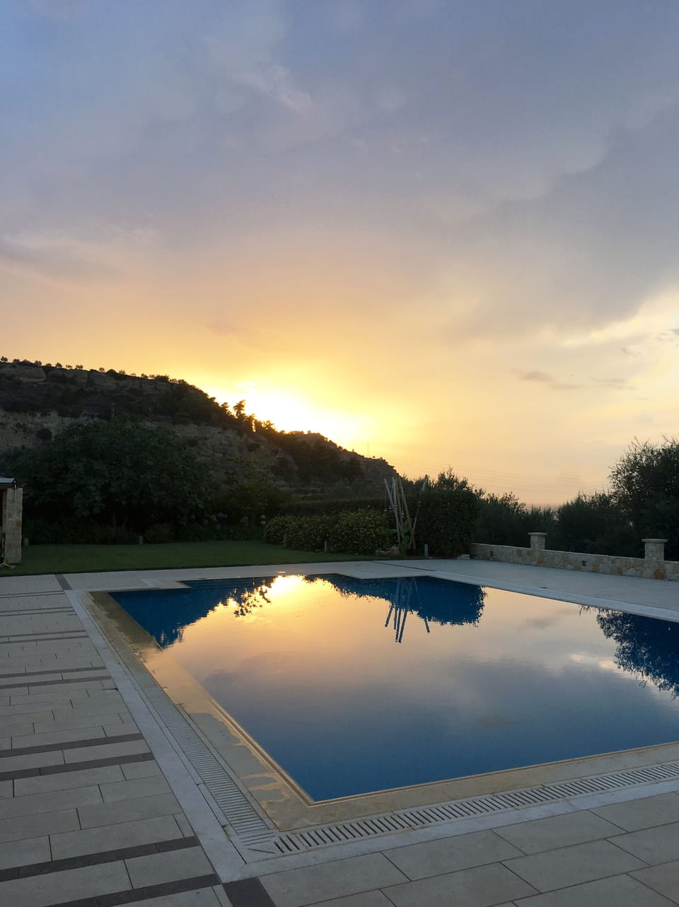 Golden hour in front of the pool !
