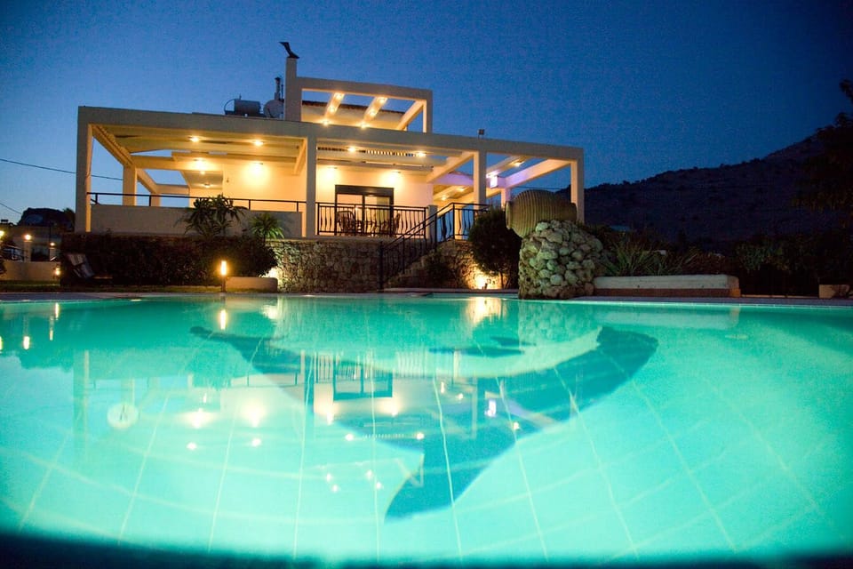 Nightview featuring the pool and the villa.
