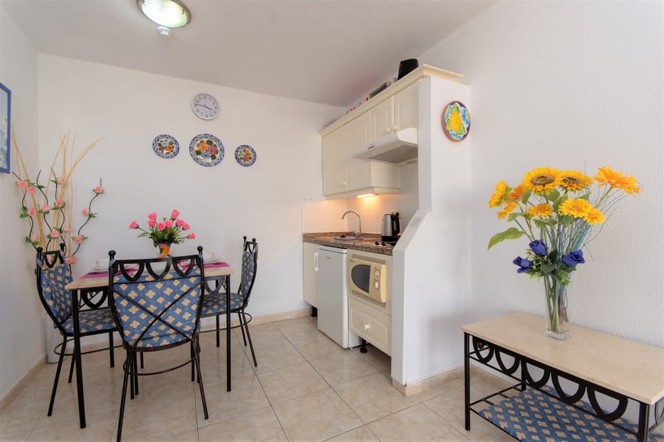 Kitchenette with dining area