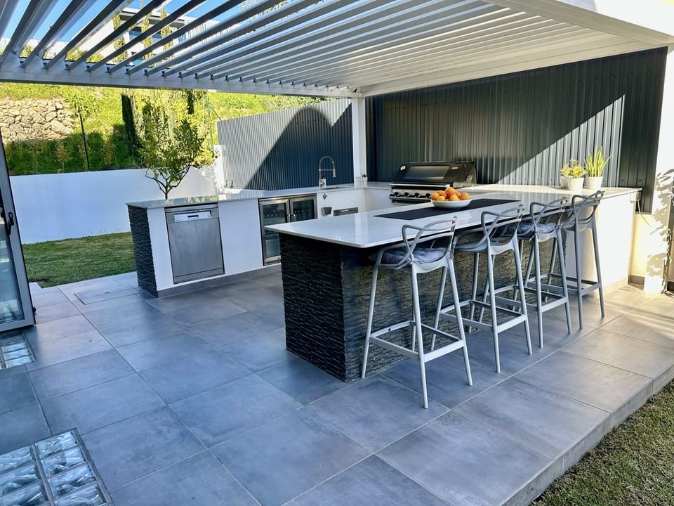 outdoor bar area, bbq ,dishwasher, fridge, 
