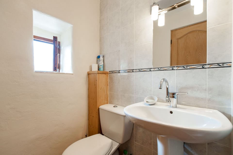 Gites Marston: La Petite Grange - Upper bedroom en-suite bathroom with shower