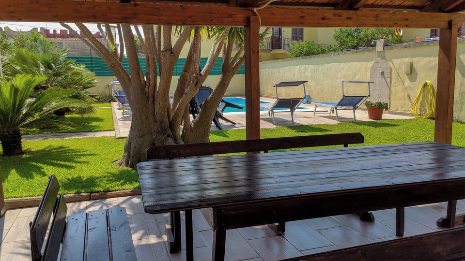 Il tavolo, le panche e il Gazebo di legno
