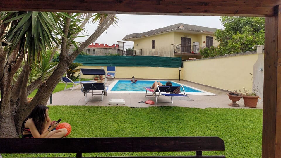 La piscina vista da sotto il Gazebo