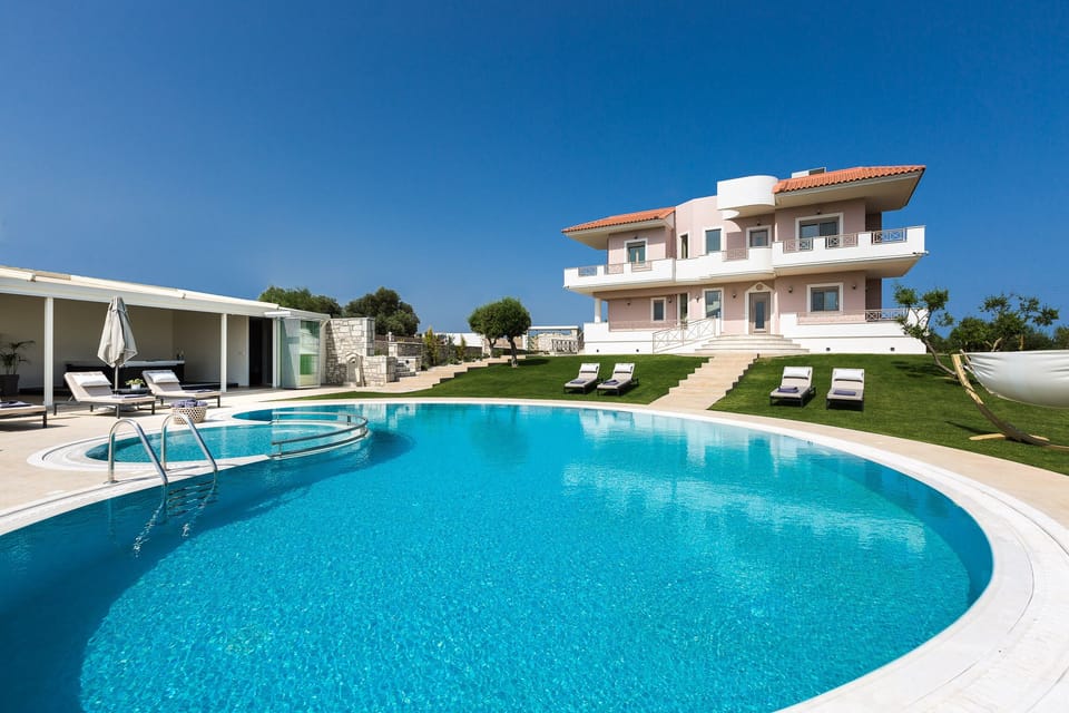 100m2 private swimming pool!