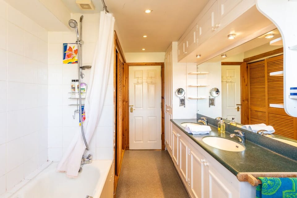 Main Bathroom (1)
(bath, shower, WC & wash-hand basins)