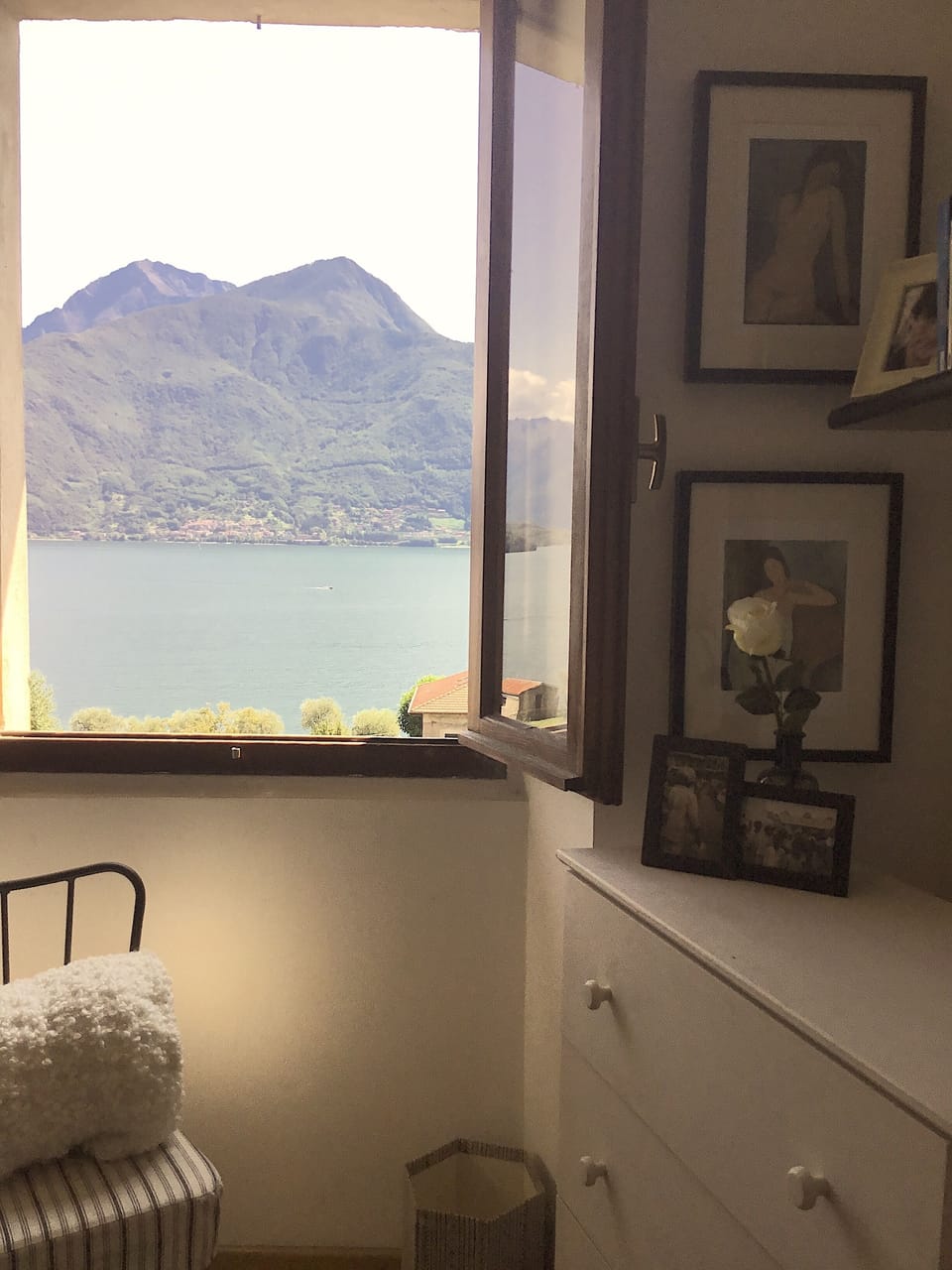 Split-level bedroom - lower level (view)