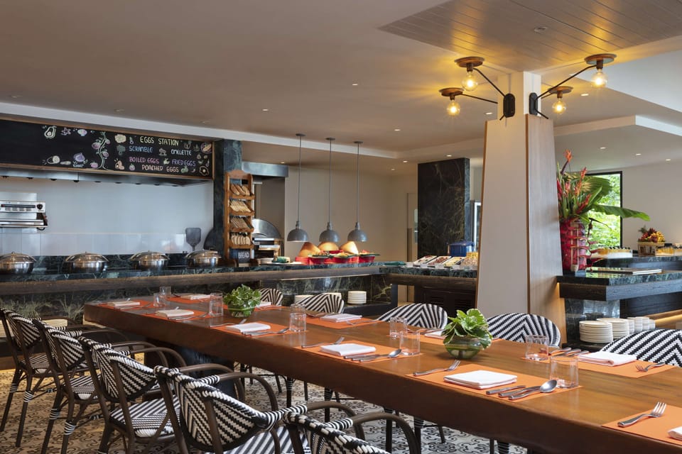 2 restaurants, breakfast served