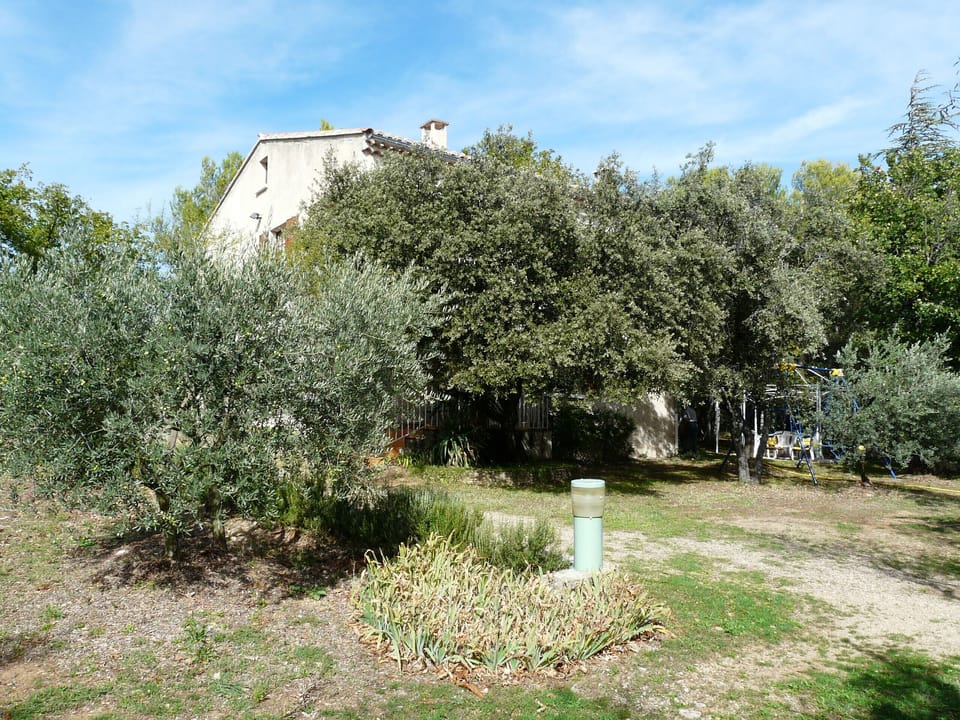 CABRIERES D'AVIGNON vacation rental, comfortable house for rent with garden for 6 people. Online reservation with Plaisirs & Maisons de Provence
