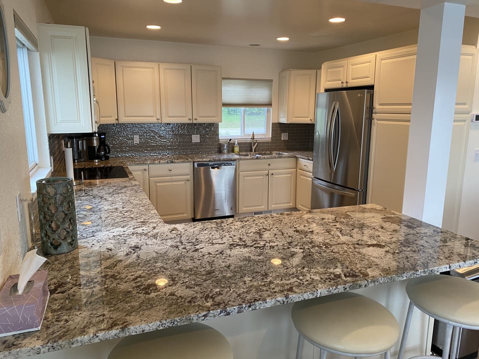 New granite countertops and appliances 2021.Fully equipped kitchen.