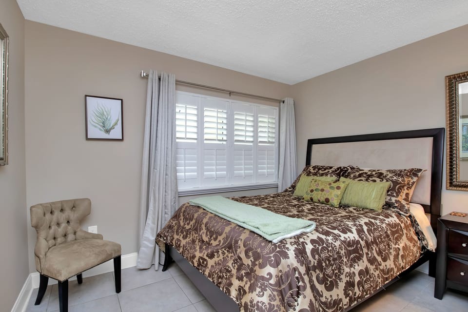 Guest room with queen.