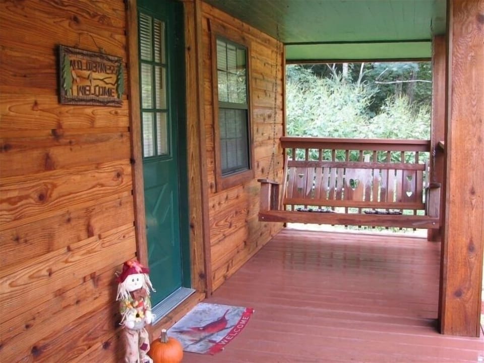 Relax on the front porch swing and enjoy the birds singing and mountain breeze!