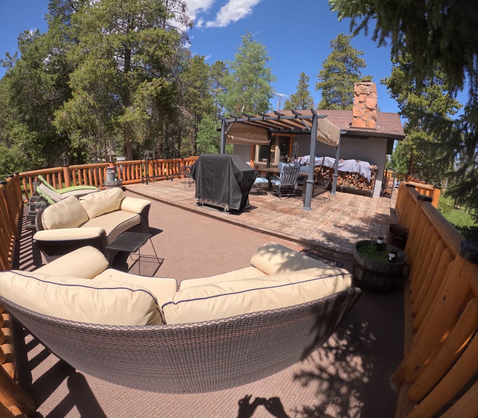 There's room for the whole group out on the spacious custom hand hewn log deck! 