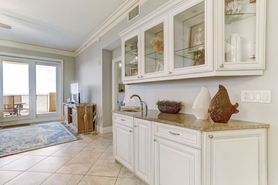 Extra Butler`s pantry area