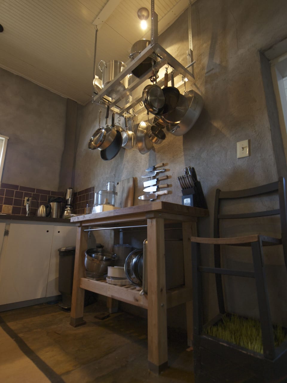 Fun, Fully Stocked Kitchen
