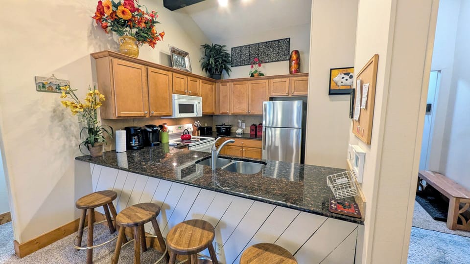 Beaver Creek West K-4 kitchen with breakfast bar
