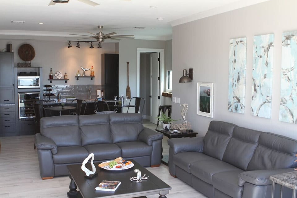Entertainment 4th Fl incl. Wet Bar TV w/Gaming Port