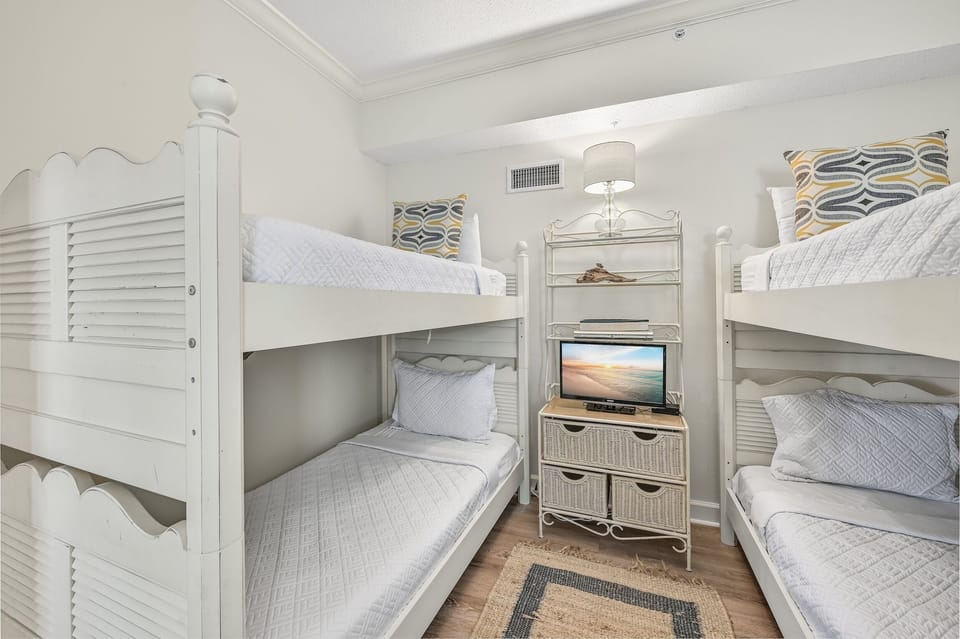 Adorable set of bunks to sleep 4