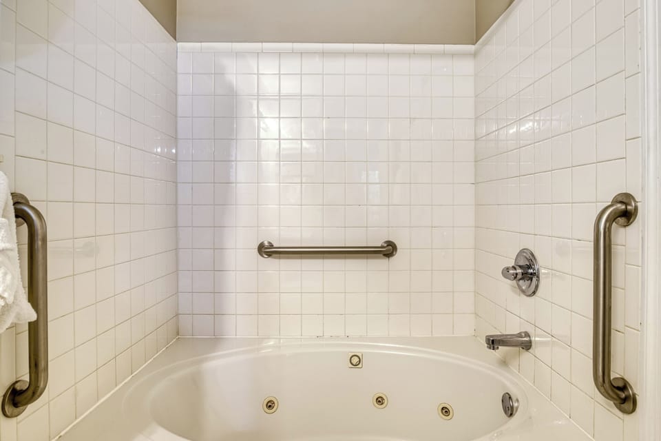 Pigeon Forge Cabin "Whispering River" - Whirlpool tub in main level bathroom two
