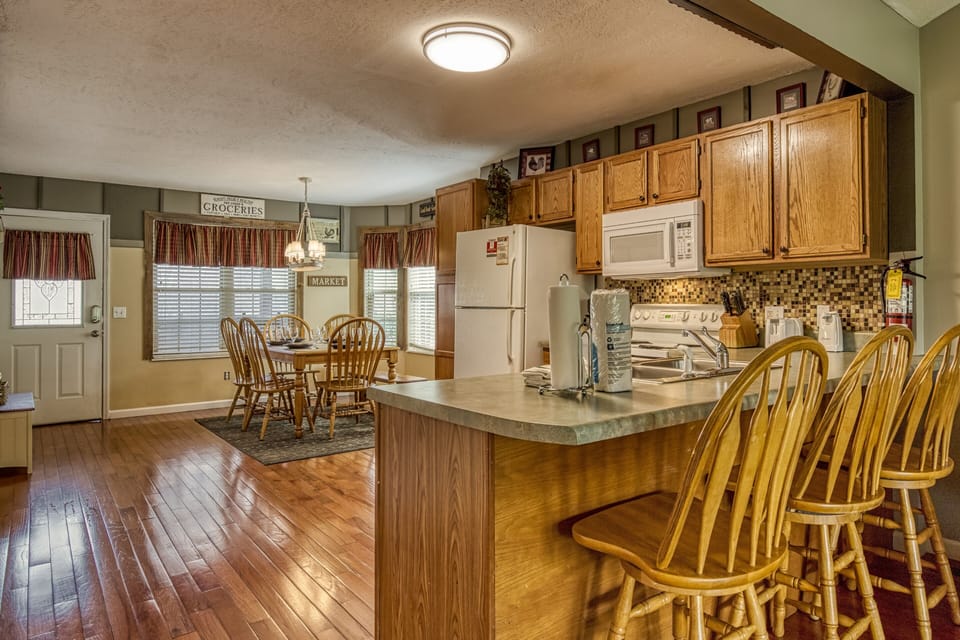 Chalet in Pigeon Forge "Whispering River" - Bar top and fully furnished kitchen