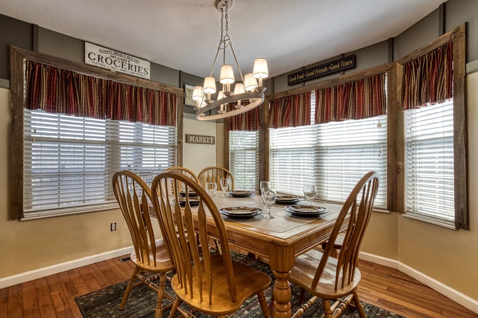 Chalet in the Smoky Mountains "Whispering River" - Dining area