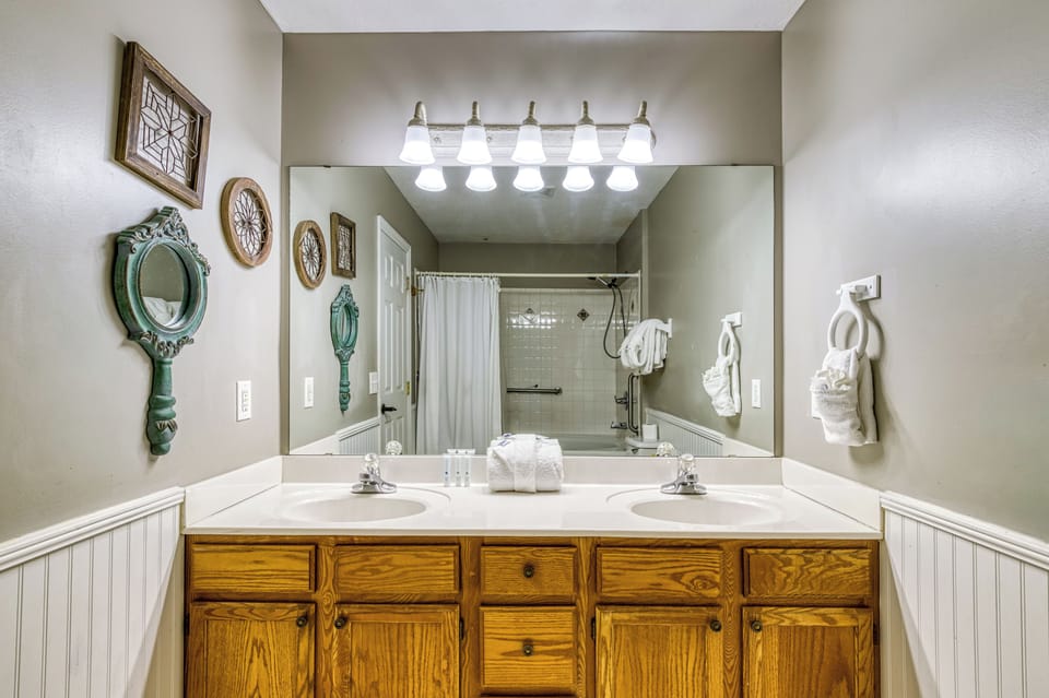 Vacation Rental in the Smokies "Whispering River" - Main level bathroom one